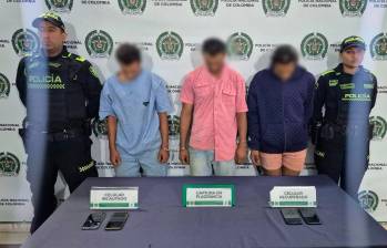 Estos son los tres hombres capturados como presuntos responsables del intento de hurto y secuestro en la antigua vía a Guarne. FOTO: POLICÍA NACIONAL