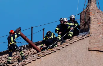 Una brigada de bomberos del Vaticano subió al hastial del tejado de la Capilla Sixtina para instalar la chimenea sin que la mayoría de turistas y fieles en San Pedro lo notara. FOTO: GETTY