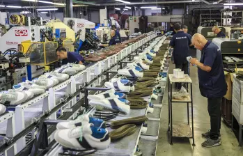 La ley permite que empleadores y trabajadores acuerden cómo distribuir las 42 horas semanales, siempre que se garantice al menos un día de descanso. Foto: Camilo Suárez