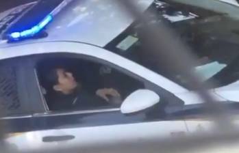 Los uniformados fueron grabados sosteniendo actos sexuales a bordo de una patrulla. Foto: captura de video.
