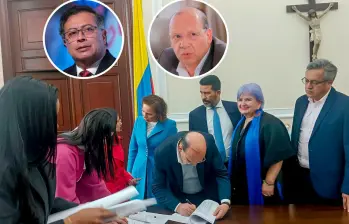 Momento en el que el ministro de Hacienda, Germán Ávila, radica en el Congreso la propuesta de la reforma tributaria. FOTO: Presidencia