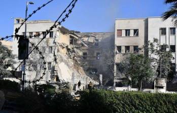 Un edificio del cuartel general del Comando General del Ejército Sirio dañado en un ataque aéreo israelí, en Damasco, Siria. Aviones de guerra israelíes intensificaron el miércoles su campaña aérea en el sur de Siria, al atacar el cuartel general del Comando General del Ejército Sirio y la zona del palacio presidencial en el centro de Damasco. Imagen Agencia Xinhua/Ammar Safarjalani.