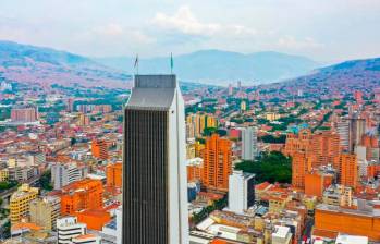 El icónico Coltejer se levanta en pleno corazón del centro de la ciudad. Fue el edificio más alto de Colombia. FOTO: Camilo Suárez. 