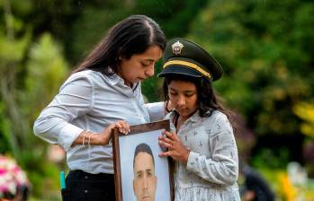 Violeta Yepes y su madre Katerine Garcés le dieron el último adiós al subintendente Sergio Yepes Páez en Campos de Paz ayer en la tarde. FOTO camilo suárez