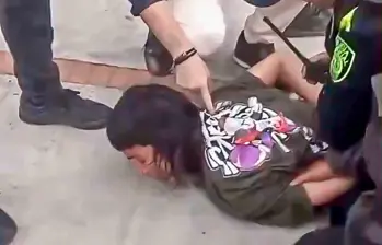 En medio de su intento de fuga, el adolescente de 15 años resultó herido en una de sus extremidades yfue aprehendido en situación de flagrancia. FOTO Captura de video
