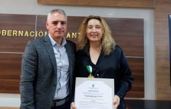 El Gobernador de Antioquia, Andrés Julián Rendón, le entregó este reconocimiento a Luz María Sierra. FOTO Camilo Suárez