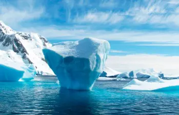 Las capas de hielo de Groenlandia y la Antártida están perdiendo miles de millones de toneladas de hielo al año, lo que contribuye al aumento del nivel del mar y pone en riesgo a comunidades costeras en todo el mundo. FOTO Europa Press