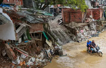 Cerca de 700 metros cúbicos de material compuesto por tierra arrastrada, elementos como muebles viejos y otros desechos de gran tamaño han sido extraídos de las quebradas de la ciudad. FOTO: Manuel Saldarriaga