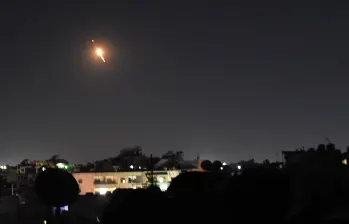Rastros de misiles iraníes que se dirigen hacia Israel son vistos sobre Damasco, Siria, el 13 de junio de 2025. Decenas de misiles fueron lanzados el viernes por la noche desde Irán hacia Israel, se indicó en declaraciones emitidas por las Fuerzas de Defensa de Israel. FOTO: Xinhua