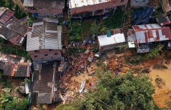Ejemplo reciente de una afectación en el sector El Faro del barrio Llanaditas, nororiente de Medellín, donde las lluvias hicieron colapsar cuatro viviendas y un criadero. FOTO Manuel Saldarriaga