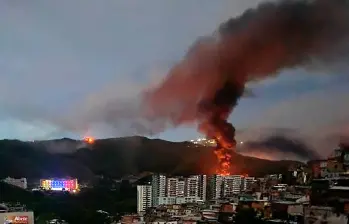 Civiles que viven en Fuerte Tiuna, el complejo militar más grande de Venezuela, abandonan el lugar en Caracas el 3 de enero de 2026, después de que las fuerzas estadounidenses capturaran al líder venezolano Nicolás Maduro. Foto: AFP