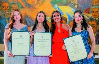 Dansalyan, Luzarait y Yuricik el día de su graduación en la Universidad Nacional. FOTO Cortesía