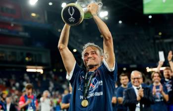 Luis Enrique levantando la Supercopa de Europa en Salzburgo, Austria. Es la tercera ocasión en que el español logra el título, tras las ediciones de 2015 (FC Barcelona) y 2025 (Paris Saint-Germain). FOTO GETTY 