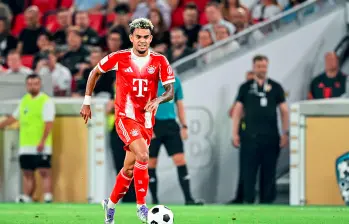 Luis Díaz llegó al Bayern de Múnich como el jugador más costoso del club en el periodo de transferencias y ya comienza a responder a esa inversión con un gol y un título en su primer partido oficial. FOTO getty