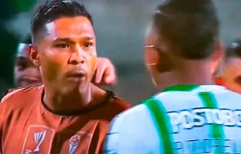 Alfredo Morelos y Teófilo Gutiérrez protagonizaron un agarrón al finalizar el partido en Ditaires. Foto: Captura tomada de @rtx876589.