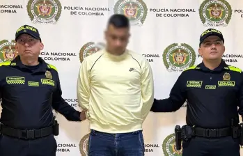 En la imagen, el hombre capturado por violencia intrafamiliar agravada quien figuraba en la lista de los más buscados por este delito en el Valle de Aburrá. FOTO Policía. 