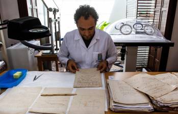 El restaurador del archivo, Felipe Vargas Cifuentes, manipula uno de los folios antiguos que requiere ser rescatado. FOTO Julio César Herrera