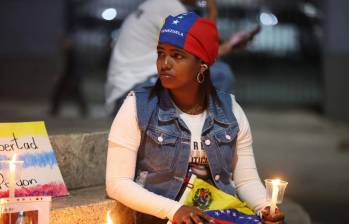 Una de las familiares de un preso político en Venezuela, a la espera de su libertad. FOTO Cortesía AFP.