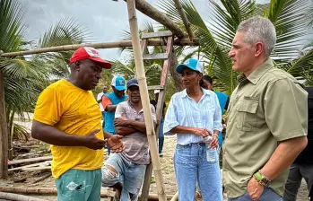 Algunas de las familias damnificadas por las emergencias expresándole su situación al gobernador de Antioquia, Julián Andrés Rendón. FOTO Dagran. 