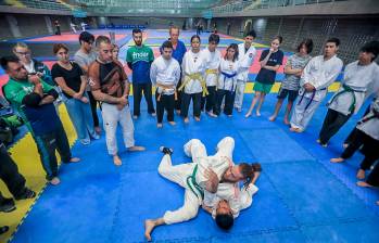 El maestro brasileño Alex Renner inspira a los deportistas paisas de las Escuelas Populares del Deporte