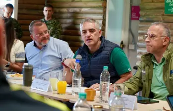 De izquierda a derecha: Jorge Rivas, alcalde de Rionegro; Andrés Julián Rendón, gobernador de Antioquia; y Luis Eduardo Martínez, secretario de Seguridad de Antioquia. FOTO Alcaldía de Rionegro.