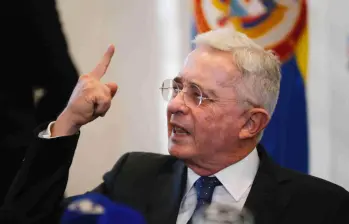 El expresidente Álvaro Uribe fue acusado por su presunta responsabilidad en los delitos de soborno a testigos y fraude procesal, de los cuales se declaró inocente. Insiste en que se trata de una persecución política. FOTO Colprensa