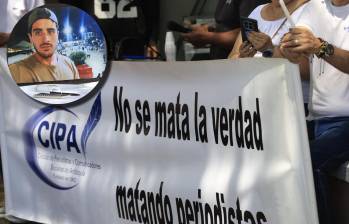 El evento se llevó a cabo en la Llama Eterna, símbolo de la libertad de prensa, que queda ubicada en el sector La Alpujarra. FOTOS Camilo Suárez. 