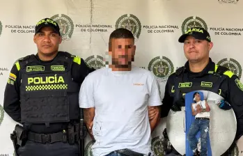 Los dos capturados tras la persecución en Medellín. Uno de ellos quedó lesionado por la caída en la moto. FOTOS Alcaldía de Medellín. 
