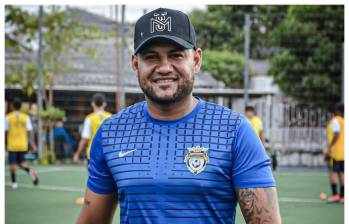 El técnico de fútbol aficionado, Aldair Pérez Sarmiento, en medio de uno de sus entrenamientos en el municipio de Sabanagrande. FOTO Cortesía Facebook Escuela de Fútbol Real Sabanagrande. 