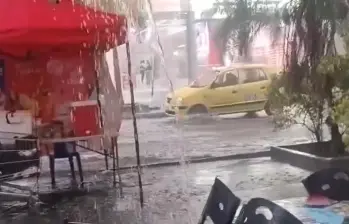 En algunos puntos de Medellín, como en la glorieta de Monterrey, se reportan inundaciones. Imagen tomada de redes sociales. 