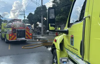 Los bomberos en el lugar del incendio haciendo labores de enfriamiento y remoción de escombros. FOTO Dagrd.