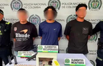 Además del dinero, en el procedimiento fue incautada un arma de fuego, proveedores y algunos celulares. FOTO Alcaldía de Rionegro. 