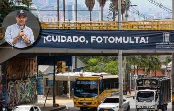 Desde que los sistemas de fotodetección están a cargo de la Alcaldía de Medellín, se pusieron pasacalles, como los de la foto, para alertar a los conductores cada vez que se acercan a una cámara de fotomulta. FOTOS Manuel Saldarriaga. 