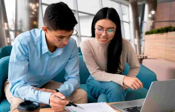 Las empresas con más de 15 trabajadores deben contratar aprendices o monetizar la cuota ante el Sena. FOTO: FREEPIK