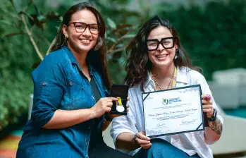 Estas son Eliana Zapata y Erika Imbett sosteniendo los reconocimientos obtenidos en el Premio Nacional al Inventor Colombiano 2026. FOTO manuel saldarriaga