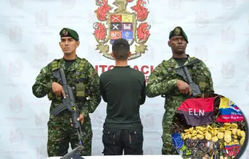 Alias "Alexis", quien se entregó de manera voluntaria a las autoridades y los elementos que puso a disposición una vez se sometió. FOTOS Séptima División del Ejército.