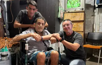 En la imagen, Gabriel en su nueva silla de ruedas junto con su hijo Alejandro y Santiago Jaramillo, director de la Fundación Un Viejo Favor. FOTO Cortesía. 