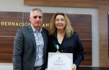 El Gobernador de Antioquia, Andrés Julián Rendón, le entregó este reconocimiento a Luz María Sierra. FOTO Camilo Suárez