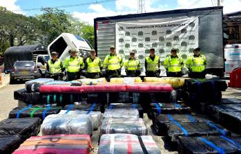 Este fue el “mega cargamento” de marihuana que la Policía encontró al interior del camión abandonado. FOTO Policía Antioquia. 