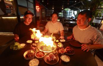 Jung Un, Sara y Daun Chung Park son los hermanos colombianos con padres coreanos que fundaron un restaurante dedicado a la gastronomía del país asiático. Foto: Manuel Saldarriaga.