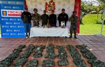 En el lugar fueron encontrados cuatro dispositivos explosivos improvisados y una granada de 60 milímetros, además de decenas de elementos que podrían utilizarse para comunicaciones y actividades relacionadas con explosivos. FOTO Cortesía Cuarta Brigada. 