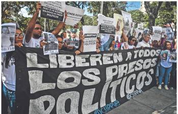 Las familias y cercanos de los cientos de presos políticos que aún siguen recluidos en Venezuela. FOTO Cortesía GETTY. 