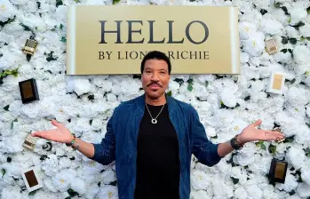 Lionel Richie suspendió un concierto en Minnesota tras sentirse “mareado” y “extraño”. Fue llevado al hospital por su equipo de trabajo. Foto: Getty.