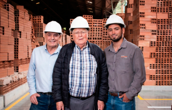 Carlos, Javier y Agustín Cuartas, tres generaciones de la familia que ha hecho de Alfarera Buena Vista una empresa sólida que construye ciudad. Fotos: Cortesía.