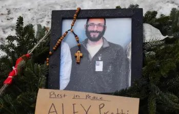 En Mineápolis, cientos de habitantes de EE. UU. van con velas y pancartas al parque Whittier, donde se realizó un altar en su honor. FOTO Cortesía AFP.