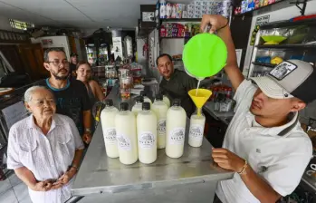 Miguel Ángel Jaramillo envasando las avenas en compañía de su padre Ómar, su abuela y su tío. Un negocio familiar que no deja de dar frutos y sigue haciendo feliz a cada cliente y visitante. FOTO Manuel Saldarriaga.