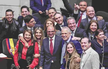 Una vez elegido Carlos Camargo (centro de la foto) se tomaron fotos para el recuerdo con varios senadores entre ellos Jota Pé Hernández y Efraín Cepeda. FOTO Colprensa