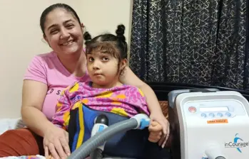 Samara y su madre Kelly, felices con el nuevo chaleco percutor. FOTO Cortesía.