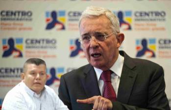 Carlos Eduardo López, testigo en el juicio al expresidente, Álvaro Uribe. FOTOS: Getty y captura de pantalla