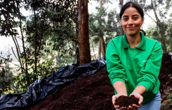Diana y el resultado final de un proceso de dos meses: un abono natural, rico en nutrientes, producto del compostaje de residuos orgánicos. FOTO Julio César Herrera. 